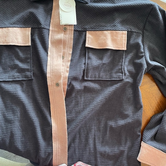 Longsleeve button up shirts very heavy Great for winter. - Picture 10 of 10